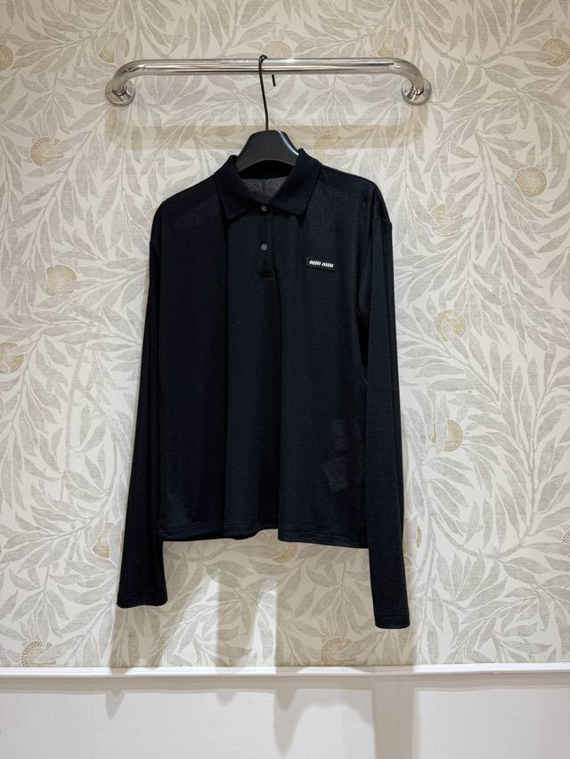 P220现货 款号 黑色Polo衫简单又乖巧显瘦好穿0出错的单品，这个面料织法细腻密 轻薄 舒适 手感好，所以上身柔软亲肤感是浑然天成的，领口单独色织的螺纹领不