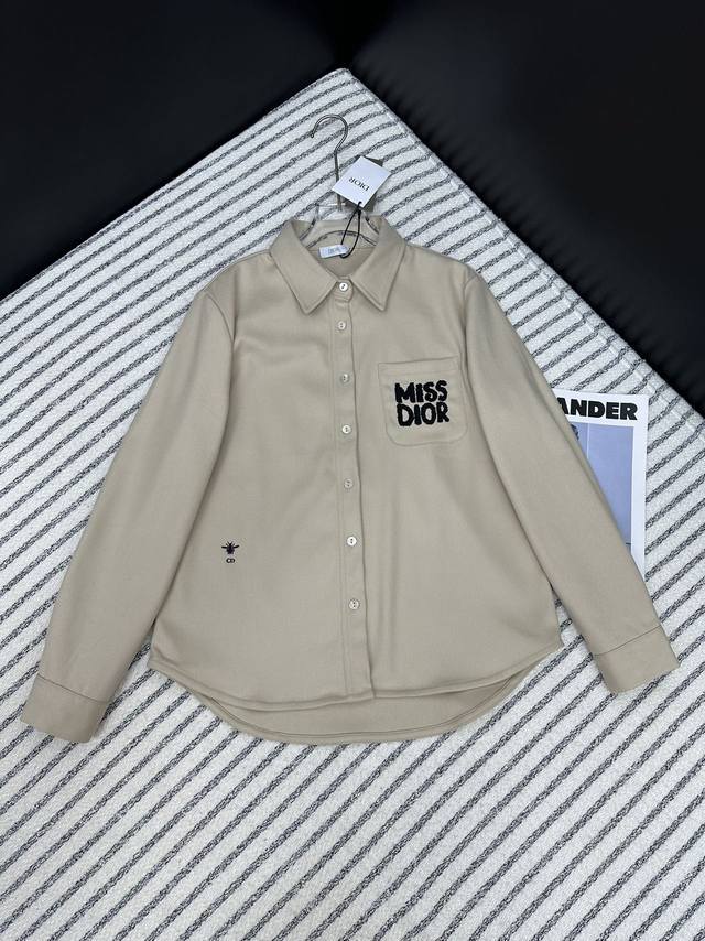 P290休闲复古 Dio*24秋冬新款 字母Logo刺绣装饰衬衫小外套 采用非常软糯毛呢面料 舒适好穿 率性时髦 松弛有度 自带洒脱感 属于怎么搭配都不会出错的