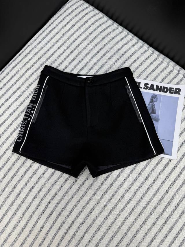P300入冬必备 Dio*24新款 刺绣Logo羊毛短裤 一眼沦陷的精致感 黑金经典摩登 复古有腔调感 极简利落的高腰版型 上身恰到好处的显腿长 搭配各种上衣