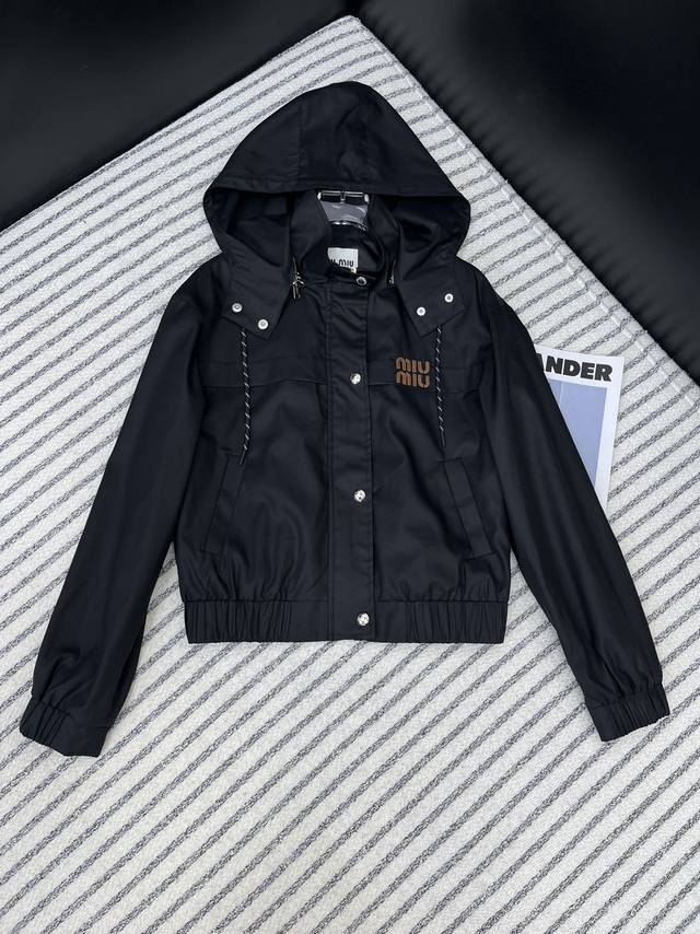P380Miumi*24秋冬新款 胸前皮Logo绣花装饰连帽外套 帽子拆卸 帅气十足 休闲必备运动风外套 好穿又舒适 小短款设计藏肉显瘦无疑 采用进口风衣面料