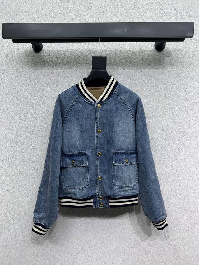 P470Ce*牛仔外套 衣橱中必备的百搭单品 Monogram提花里衬 气质又奢华高级！版型百搭不挑人，原版定制提花面料 全套开模定制钮扣配件。做工品质看细节。