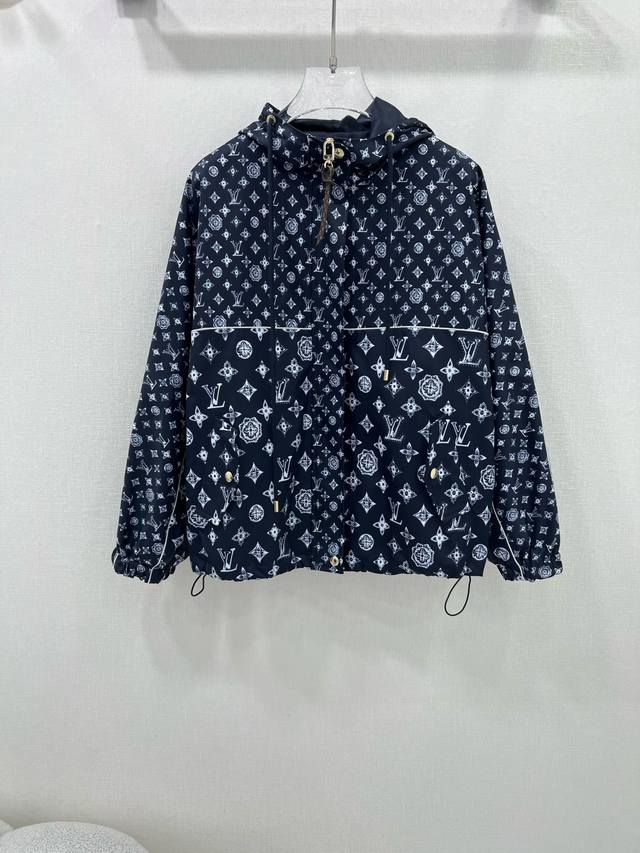 P390Louis Vuitto*25早春新款老花印花连帽冲锋夹克外套 定制Yb进口冲锋尼龙材质 透气舒适 质感十足 连帽抽绳夹克外套版型 大身通体以印花满铺作