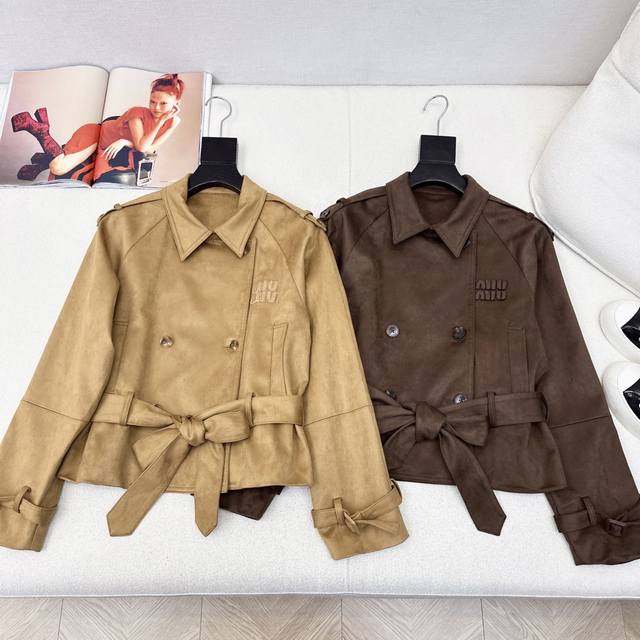 P400缪式穿搭 Miu 25Ss 早春最新款小短款廓形系带风衣外套 气质单品 很有高级感的的一件风衣外套 整个廓形剪裁恰到好处 完全不挑人穿 推荐 两色现货发