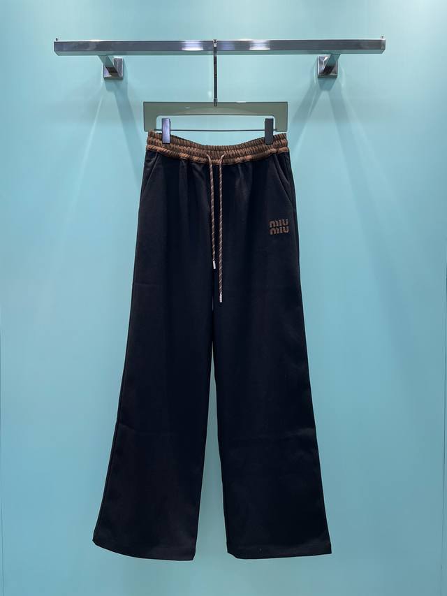 P290 Miu家字母休闲长裤 不挑身形拉高身材比例 气质女神，上身超级显瘦轻松驾驭， 面料垂坠有质感 透气舒适 高品质 尺码Sml