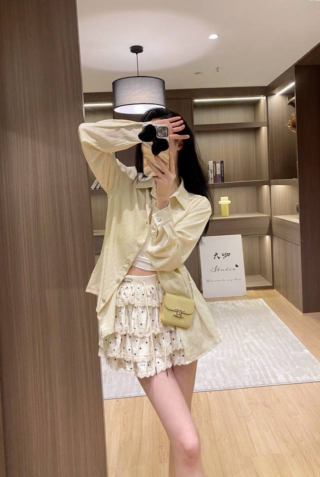 170 Miumi*新款重工烫钻衬衣扣子都是定制 衣服字母都有纹理感 搭配蕾丝波点蛋糕裙 有做打底裤 不用担心走光 可爱不是俏皮 黑色 杏色Sml 短裙