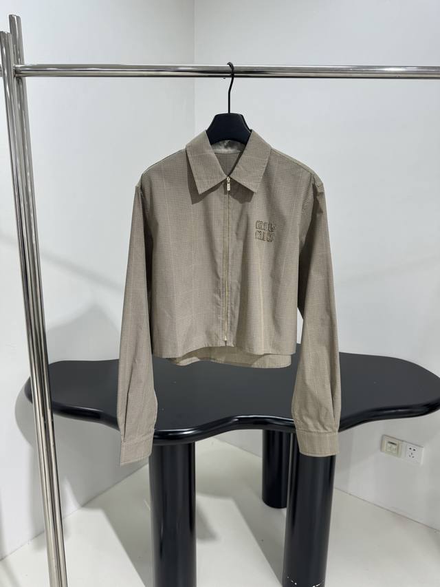 上新170 Sml 货号01042～25早春新品格纹衬衫 经典棉质格纹衬衫 饰有品牌标识徽标刺绣 翻领衬衫领口 直筒版型 拉链开合 学院风 ：浅黄色