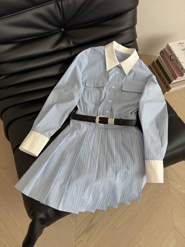 25春夏 撞色领子～韩系感十足条纹衬衫连衣裙 充满元气 采用蓝白竖条纹 整个版型是宽松有松弛感的 慵懒范十足 不挑身材 比常规的衬衫更加显气质 藏肉效果也拉满