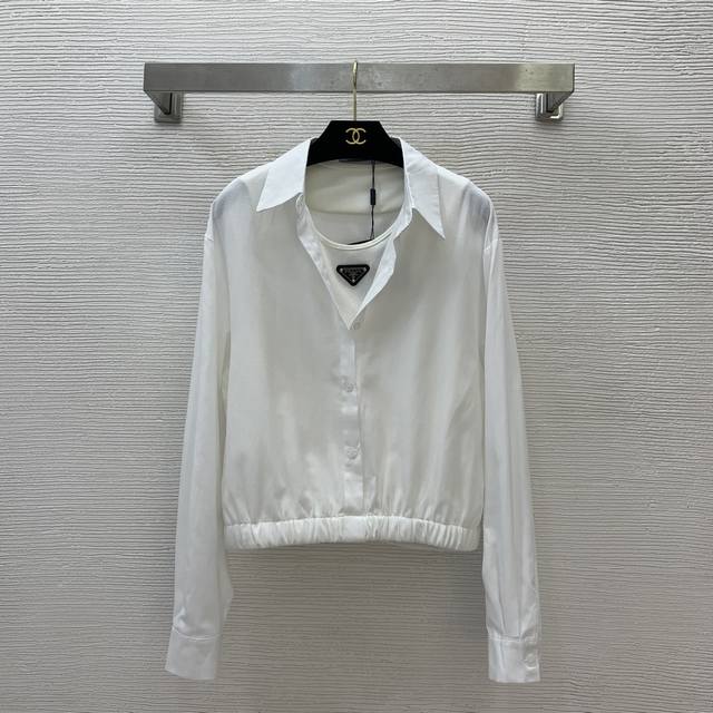 款号D25031277 Prad*A新款P家经典三角标Logo装饰假两件拼接系扣翻领松紧收摆短款P衬衣P！白色、蓝色、 M码：肩宽48，前胸围104 108，袖