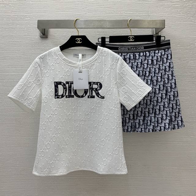 款号D24082373 Dio*新款老花字母Logo时尚休闲两件P！立体压花修身Pt恤P织带拼接松紧腰压褶短裙半身裙！黑色、白色， M码：肩宽40，胸围94，袖