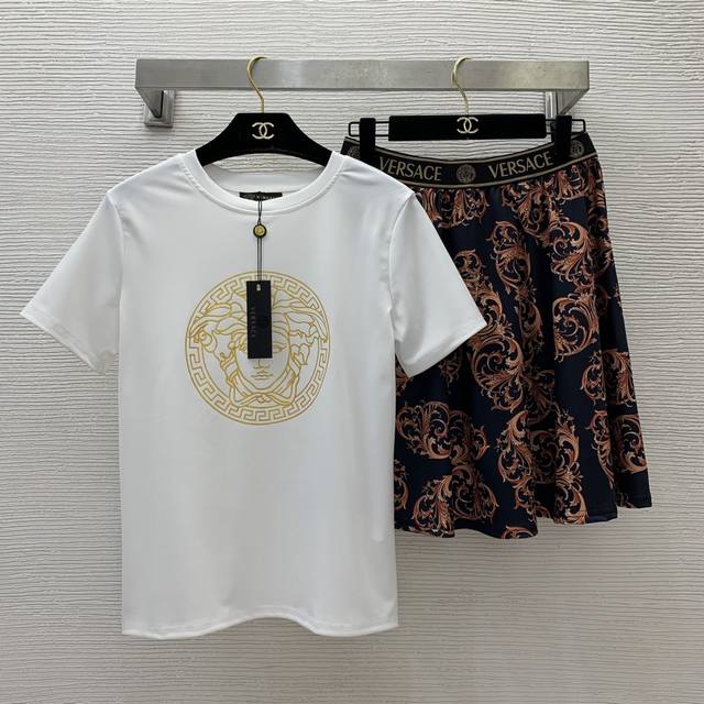 款号D24082173 Versac*新款欧美时尚两件P！美杜莎头像烫金印图案圆领Pt恤Plogo织带拼接复古花纹短裙半身裙！黑色、白色、 M码：肩宽39，胸围