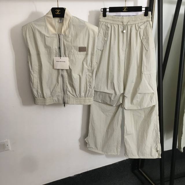 P290款号20251123 Alexander*大王家套装，金属Logo无袖马甲外套+工装阔腿裤，米白色，粉色，黑色，Sml， L码；胸围114，衣长52；腰