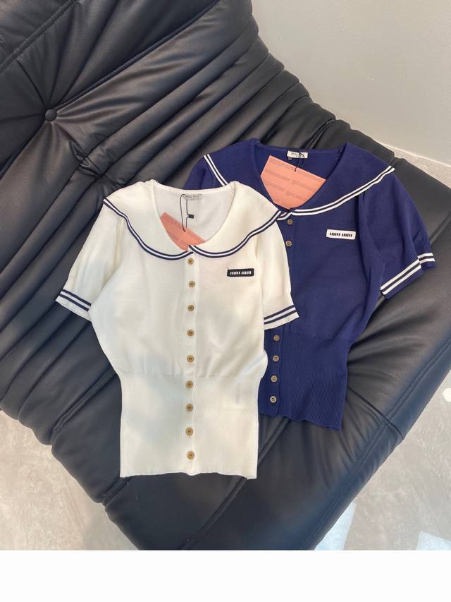 P170Miumi*25春夏新款娃娃领短袖针织开衫！胸前标志性Logo装饰 增添奢华感 衣摆螺纹收腰版型剪裁 贴合身形 穿搭显瘦高级 尽显优雅 日常通勤约会休闲