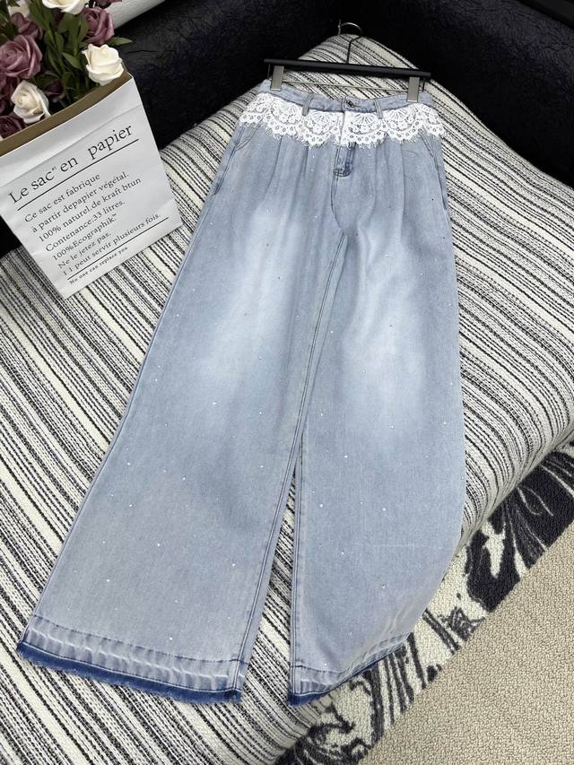 P240 5 爆款现货 原单品质 Miu Mi*｜25新款蕾丝拼接牛仔裤 订制高品质面料质感超赞！ 多次洗水工艺 撞色宽织带Logo 尽显高级感 四季百搭单品