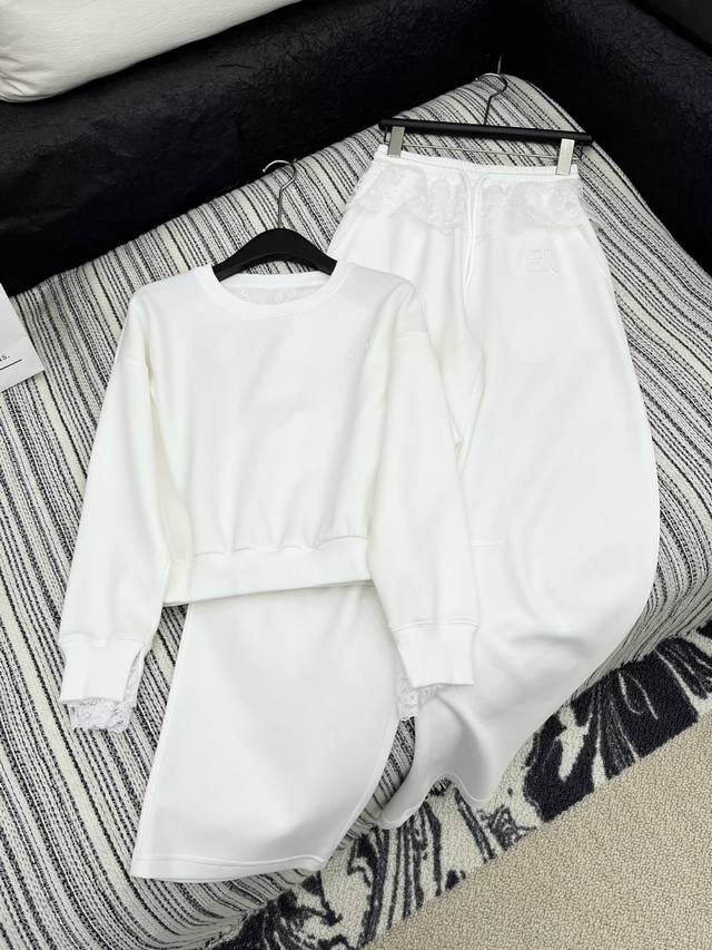 P280 5 爆款现货 原单品质 Miu Mi*｜贴布绣运动休闲套装 定制面料，圆领蕾丝拼接卫衣休闲卫裤日常穿搭 高级的调调又A又飒！ 立体剪裁 经典的版型，设