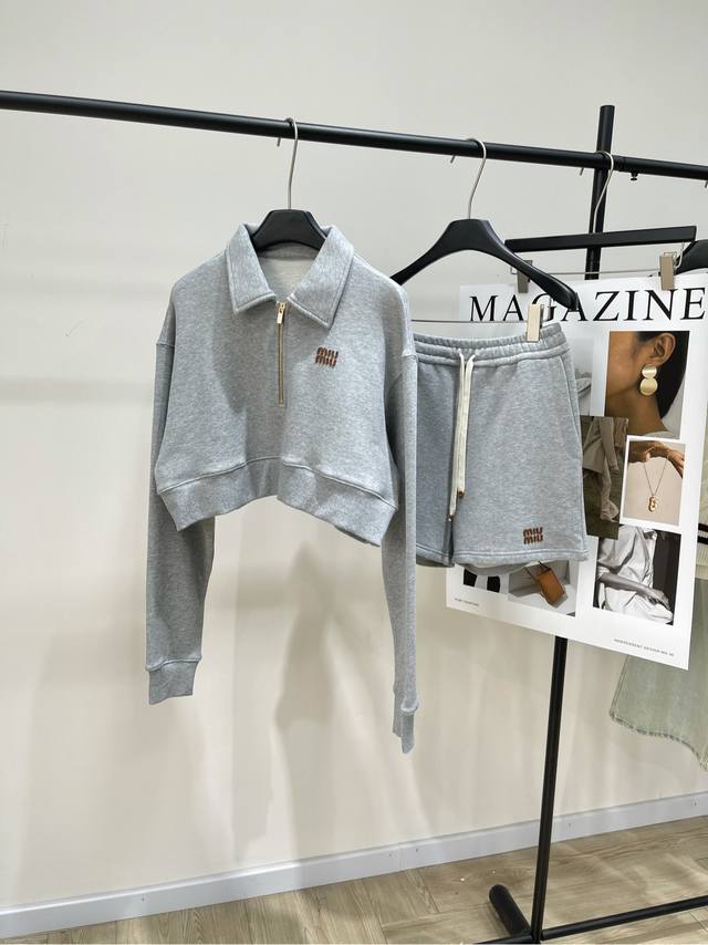 P240 P230 M浅灰皮咖字母Polo卫衣+短裤 卫衣 P240， 短裤 P230，面料：全棉毛圈棉 *灰色运动套装，25Ss早春上新！ 半拉链翻领卫衣+抽