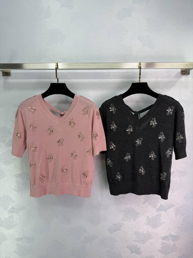 P330Fen**芬迪女装花卉图案刺绣短袖V领羊毛短款毛衣2025春夏新款，炸裂重工款，深V设计，上身超好，100%纯羊毛，拍照有色差，建议实物图为准，两色Sm