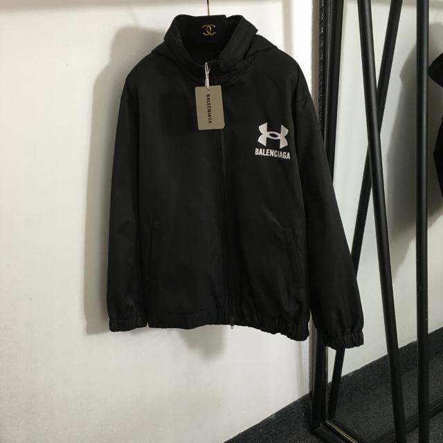 P300款号6315 Balenciag*新款 联名Logo字母印花长袖连帽风衣拉链外套，帽子可收纳，黑色，Sml， M码；肩宽50，胸围120，袖长60，衣长
