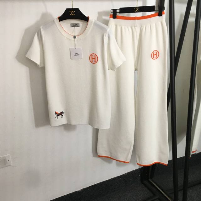 P140款号20251095 Herme*新款针织运动套装，小马刺绣短袖套头针织衫T恤+休闲阔腿长裤，白色，橘红色，黑色，卡其色， 均码；肩宽36，胸围98，袖
