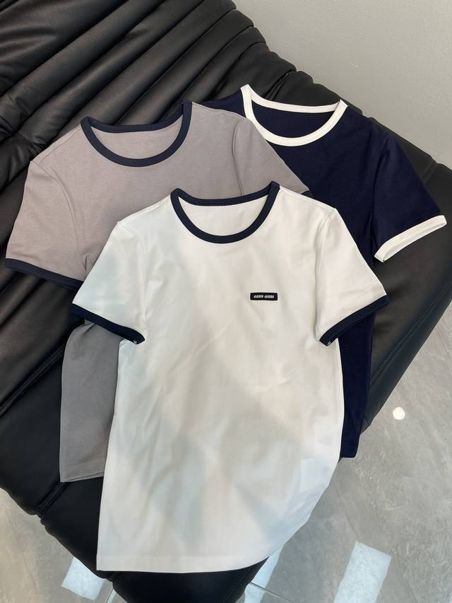 P120Miu*25春夏新款 撞色边圆领徽标字母刺绣短袖T恤！这款绝对是人手必备的单品！整体定制裁剪设计！与舒适度兼具！高级感穿搭拿捏住了！简约大气的小版型设计