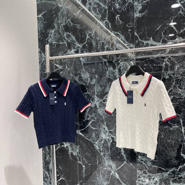 P270 拉夫 2025夏季新款 撞色翻领针织上衣 胸前经典小马刺绣Logo 撞色包边 高级时髦！麻花扭绳纹理精致大气，版型上身百搭不挑人！两个色Sml