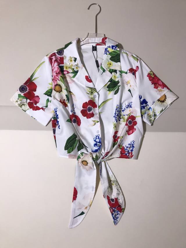 P170Dolce & Gabb*Ana 杜嘉*班纳 西西里女人味 热情缤纷多彩玫瑰撩人又魅 贵妇度假风印花系结翻领短袖衬衣。Smlxl