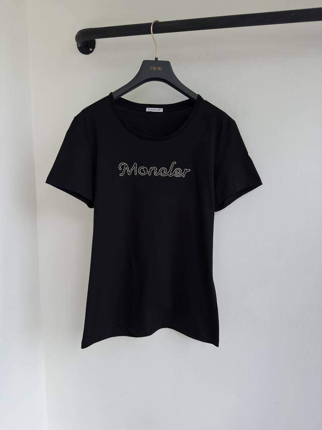 P230Moncl25春夏新款经典圆领立体字母重工烫钻短袖T恤出货面料舒适刺绣对版还原区别普通印花对版的字母图案装饰胸前 高级百搭 修身版型剪裁 简单精品 现货