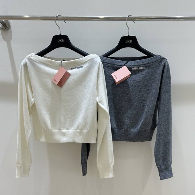 P200 上新 Miumiu韩系风情，性感一字肩设计，长袖套头毛衣，优雅又不失性感魅力，秋日必备单品，快来抢购！