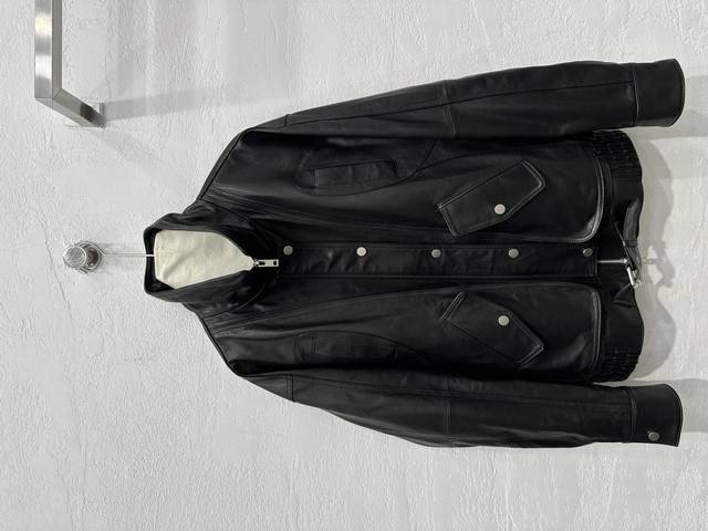 独家首发高端原单品质Balenciag*25早春新品 朋克风顶级植鞣皮机车夹克！男女同款！原版购入定制皮质清晰可见的纹理路！气质小立领版型又飒又高级！可以帅气也
