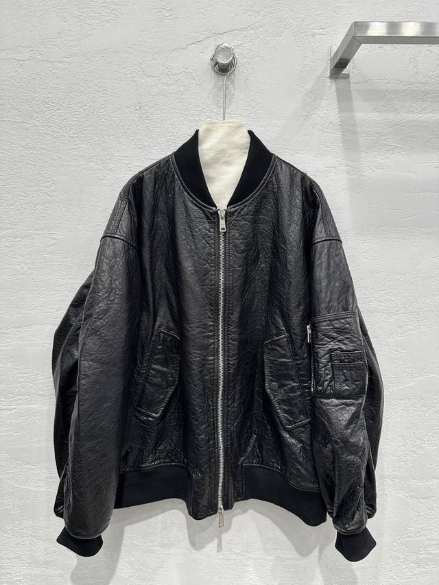独家首发高端原单品质Pr*Da25早春新品 阔版机车夹克皮外套！男女同款！独家定制进口顶级新西兰100%小羊皮！立体纹路饱满厚实质感细腻绝绝子！原版定制阔版落肩