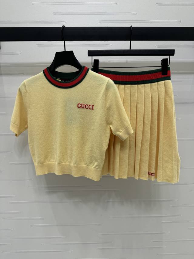 P340 上新原单高端品质 Gucc*2025春夏最新系列！学院风针织短袖百褶短裙套装！定制Yb进口精仿羊毛针织材质 质感高级 胸前品牌字母Logo 打造品牌专