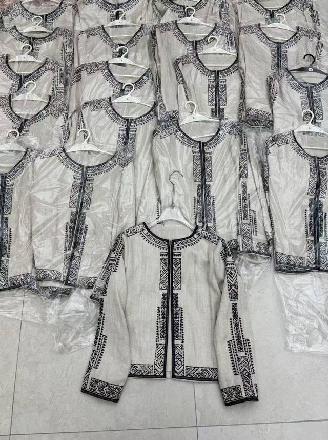 P380 外套 重工定位刺绣亚麻牛仔外套 门襟刺绣设计提取新中式元素 结合刺绣工艺展现立体肌理感定版定染 领型调试恰到好处 典雅中式 慵懒随性之美 搭配偏宽松的