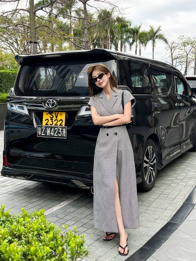 P520 原版Dd......2025早春新款时尚千鸟格双排扣飞袖翻领长款外套，可当外套可当连衣裙穿着，搭配五金定制皮腰带，定制Logo纽扣装饰，经典之作永不过
