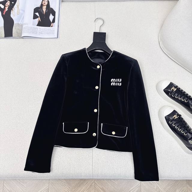 P400复古气质 Miu 25Ss 早春最新款Logo字母装饰圆领丝绒外套 精致感满满 非常实穿又能穿出气质 圆领设计立体大气 不挑脸型显脸小 有种低调却很高级
