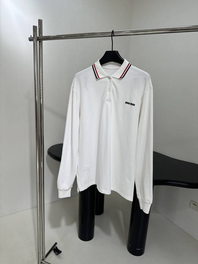 ～春夏新品长袖针织珠地棉Polo衫 圆领双色珠地棉版型 胸口饰有撞色品牌标识刺绣徽标 经典Polo版型 翻领设计 罗纹领口，下摆和袖口 高品质 男女同款 ：牛奶