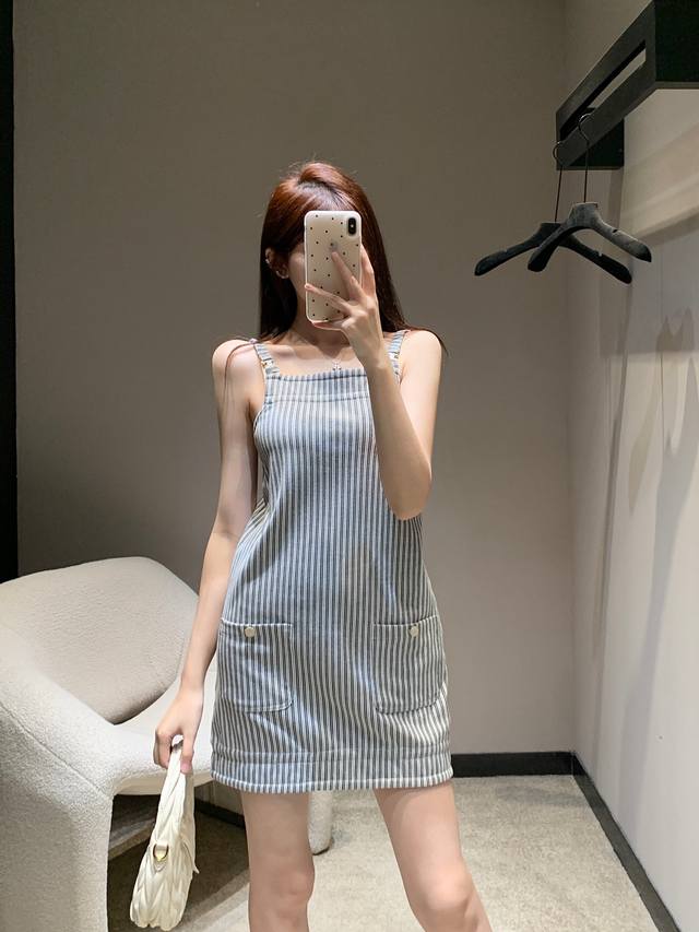 P280 Chane* 25Ss春夏新品 金属微标条纹吊带裙丨独家高版出品！定制Yb提花棉毛材质 上身舒适柔软 质感高级 可调节扣吊带裙剪裁 通体纵向条纹 视觉