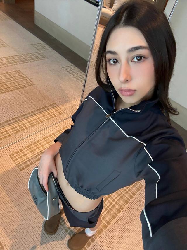 P410 Miumi* 25Ss早春新款 蓝灰拼色运动风立领短款飞行夹克外套丨独家Yb开发！高版出品！轻松打造时尚换季造型 上身减龄帅气又时髦 做工品质看细节