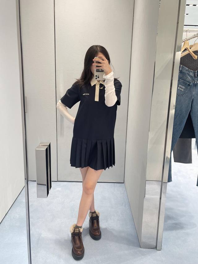 P400 Miumi*25Ss早春新款 翻领系扣短袖百褶连衣裙丨独家Yb开发！高版出品！单穿叠穿都非常的Nice ！定制面料 透气舒适 下摆压褶形成的视觉效果上