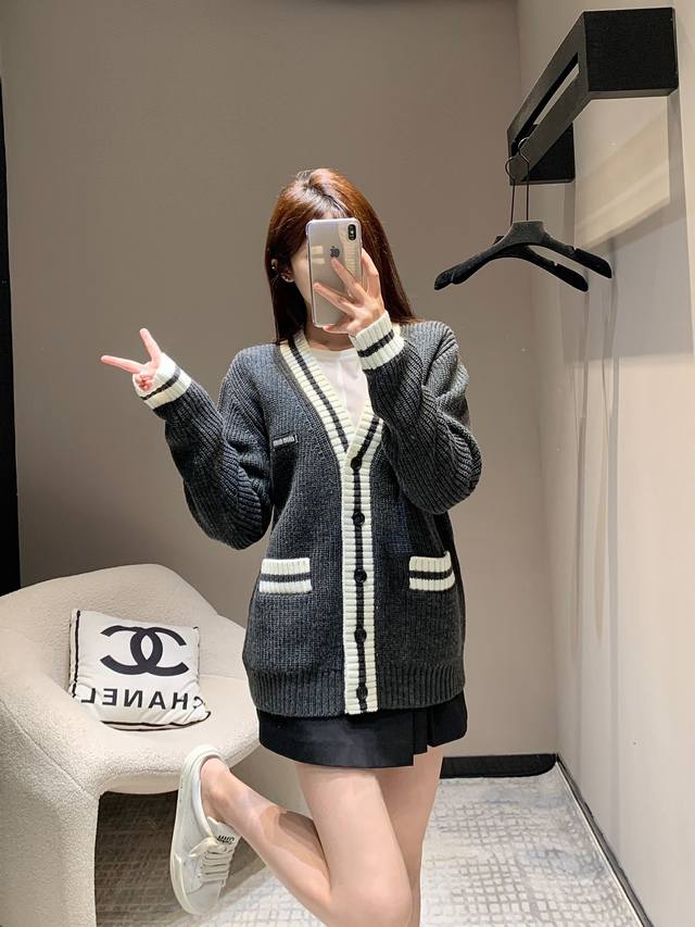 P370 Miu*Iu 24Fw秋冬新款 钩花字母V领单排扣针织开衫丨独家Yb开发！高版出品！领口袖口饰以包边条纹 搭配经典灰白配色 精致亮眼感拉满 胸前钩花字