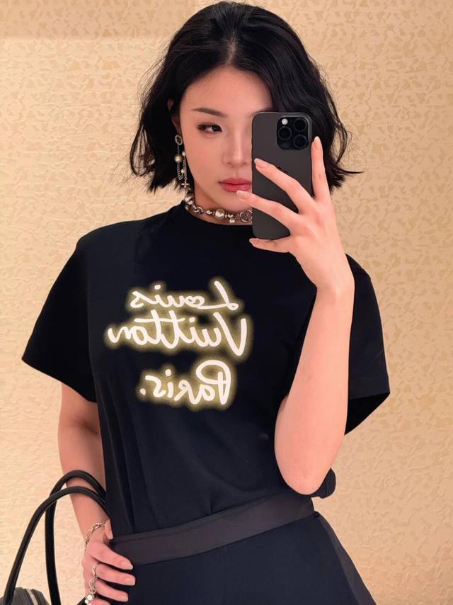 P190 Louis Vuitto* 25Ss早春新款 霓虹Logo印花圆领短袖T恤丨独家Yb开发！高版出品！以柔软棉质针织塑造经典直身版型，为正面的手写体路*