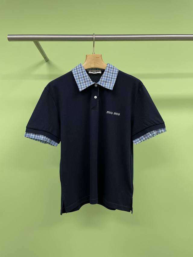 Miumiu2025早春新短袖Polo，这款Polo选用棉质珠地网眼布面料打造，于法兰西工坊精制而成，呈现修身版型，来自经典之作系列，以鲜明品牌风格诠释衣橱必备