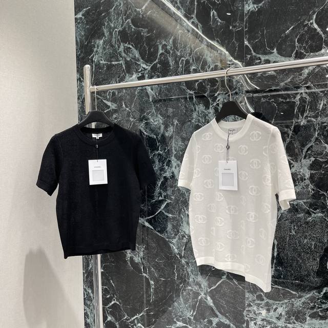 P260 小香 2025夏季新款 提花针织短袖 整件衣服提花Logo设计 彰显品牌格调 细节吸睛满分 打造休闲造型 百搭风格轻松驾驭各种场合！两个色Sml
