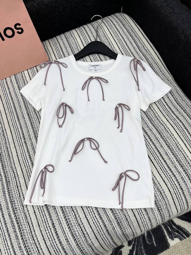 P190 5 爆款现货 原单品质 Chane*｜2025新品立体蝴蝶结手工 高订装饰 定制Yb全棉材质 透气舒适 质感十足 常规版型短袖T恤裁剪 凸显品牌格调