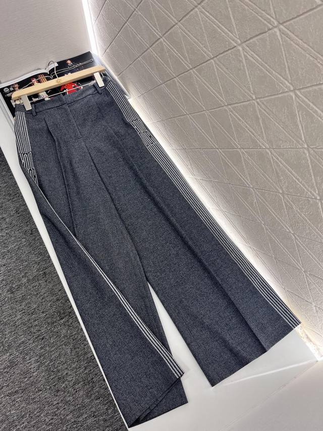 P440 P330Dio*2025新品上架 织带西装长裤套装 定制Yb进口人棉材质 质感光泽高级 正肩直筒西装阔腿长裤套装 外套枪驳领配合双排襟扣 细节彰显华丽
