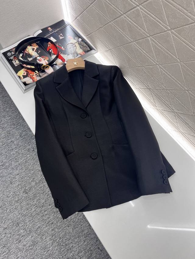P440Dio*2025新品上架 修身腰带西服 定制Yb进口人棉材质 融入醋酸结合 质感光泽 高级舒适 其材质特性免熨烫不易皱 翻领垫肩西装 搭配枪驳领口 裁剪