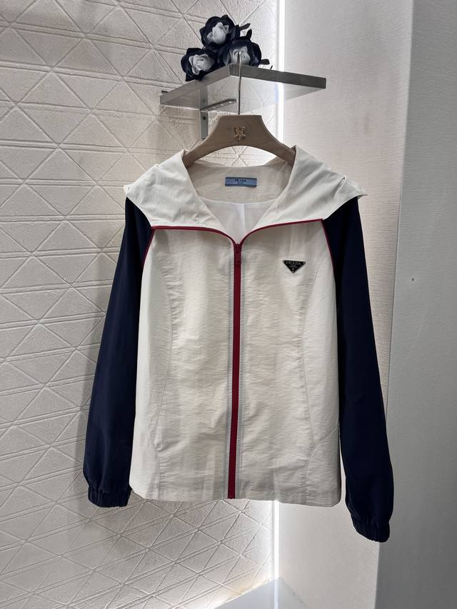 P470Prad*2025新品上架 连帽外套长裤套装 定制Yb环保再生尼龙材质 舒适好穿 挺括有型 连帽外套长裤休闲套装 胸前采用开襟拉链设计 配合两袖撞色打造