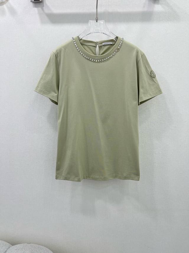P210Moncl*R25早春新款短袖T恤 领口重工艺定制纯手工订钻 小Logo缀饰低调奢华！袖臂经典品牌刺绣 时髦精必备单品解锁所有穿搭！认准我家品质！经典单