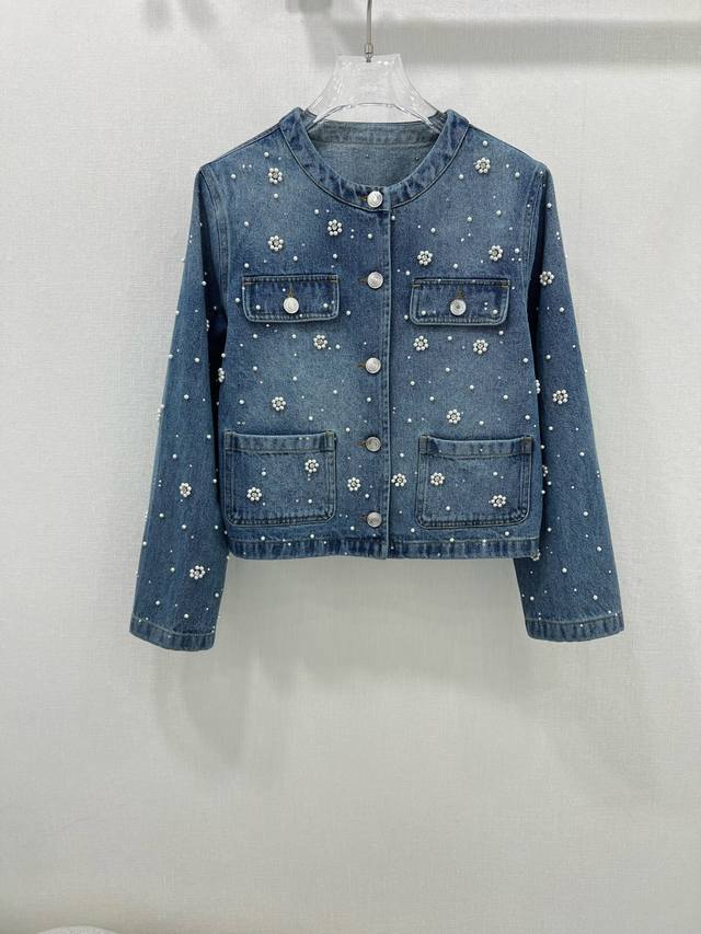 P550 Maje 25新款立体钉珠圆领牛仔外套 满身定制小花立体珍珠钻石 专属小装饰 超级无敌高端 前四口袋装饰挺括的版型与个性的设计相结合，让你成为最独特的