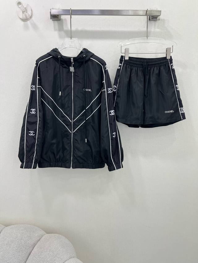 P480Chan*L小香 25春夏新品科技感满满的黑白线条撞色印花防晒衣撞色套装！连帽外套搭配小短裤！袖子经典黑白配色搭配双C图案上身减龄绝绝子！防晒风衣随性又