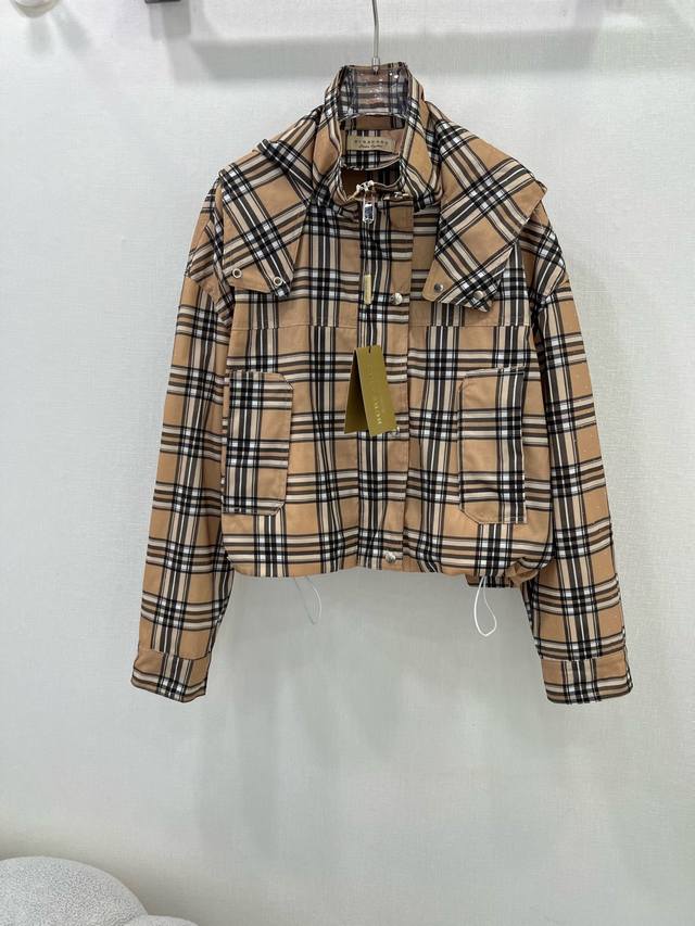P360Burber*Y 25新款防晒外套 经典英伦风格纹图案连帽撞色外套 下摆可抽绳打造视觉层次感 面料自带小心机 烫钻但又不浮夸 穿出利落又帅气十足的造型感