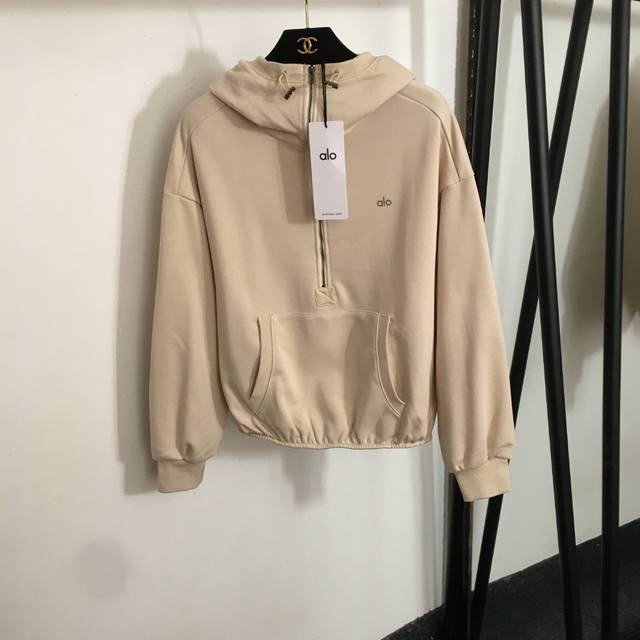 P140款号202512110 Alo新款 简约Logo反光印花 半拉链长袖连帽套头卫衣，杏色，粉红色，军绿色，黑色，Sml， M码；肩宽54，胸围108，袖长